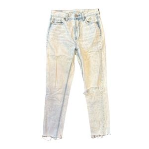 American Eagle Outfitters Mom Jean Ripped Light Wash